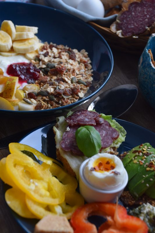 Matlagning från grunden med lokala råvaror: frukost med hjortsalami.